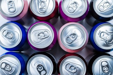 Bir grup alüminyum kutu, soğuk içecek. Üst görünüm.