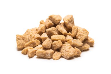 Kahverengi şeker parçaları beyaz arkaplanda izole edilmiş.