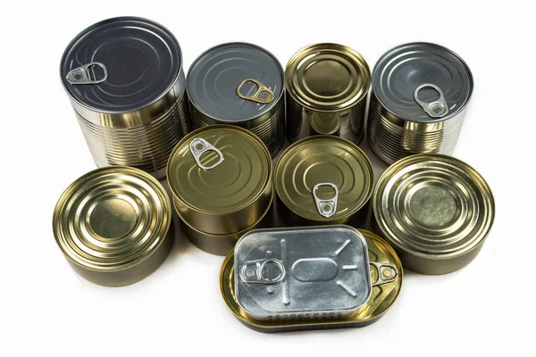 Beyaz arka planda izole edilmiş teneke kutuların karışımı. Boşluğu kopyala.