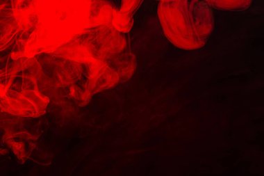 Siyah arka planda kırmızı buhar. Boşluğu kopyala.