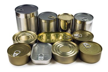 Beyaz arka planda izole edilmiş teneke kutuların karışımı. Boşluğu kopyala.