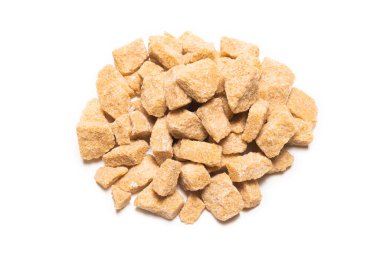 Kahverengi şeker parçaları beyaz arkaplanda izole edilmiş.