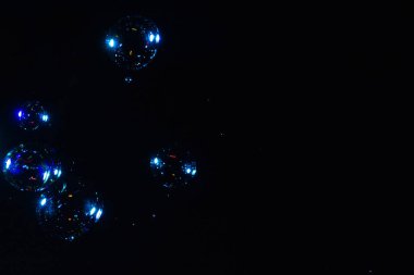 Sabun köpükleri siyah arka planda izole edilmiş. Boşluğu kopyala. 