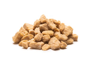 Kahverengi şeker parçaları beyaz arkaplanda izole edilmiş.