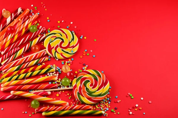 Bunte Bonbons Auf Rotem Hintergrund Lutscher Ansicht Von Oben Kopierraum — Stockfoto