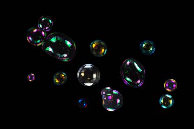 Sabun köpükleri siyah arka planda izole edilmiş. Boşluğu kopyala. 