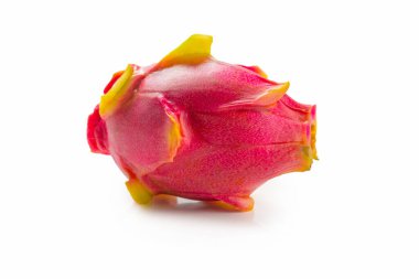 Tatlı ejderha meyvesi ya da beyaz arka planda izole edilmiş pitaya..