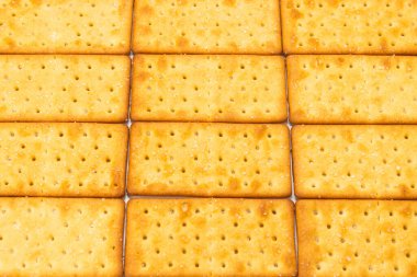 Beyaz üzerine tuz konmuş kraker. Üst görünüm.