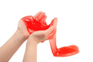 Beyaz ellerle izole edilmiş bir kadının elindeki kırmızı balçık oyuncağı. Üst görünüm. 