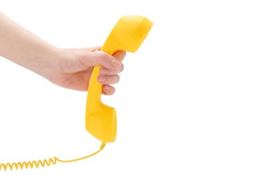 Kadının elindeki sarı cep telefonu beyaza izole edilmiş. Boşluğu kopyala.
