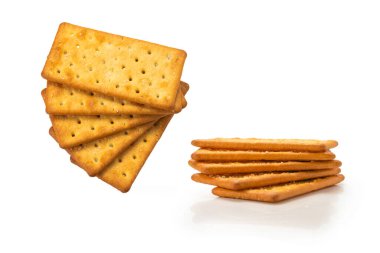 Beyaz üzerine tuz konmuş kraker. Üst görünüm.