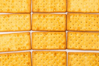 Beyaz üzerine tuz konmuş kraker. Üst görünüm.