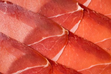 Lezzetli bir arka plan, ince dilimlenmiş jamon. Üst görünüm. 