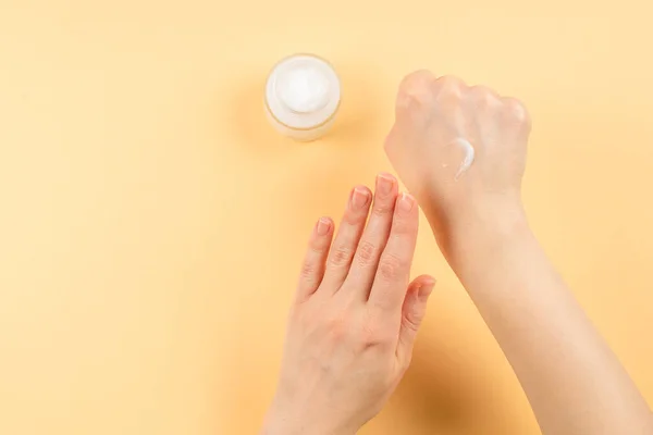 Crema Manos Manos Mujer Sobre Fondo Beige Copiar Espacio — Foto de Stock