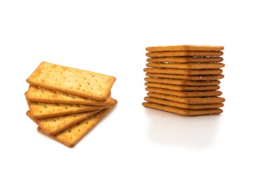 Beyaz üzerine tuz konmuş kraker. Üst görünüm.