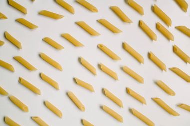 Beyaz arka plan üzerinde kurutulmuş rigatoni makarna