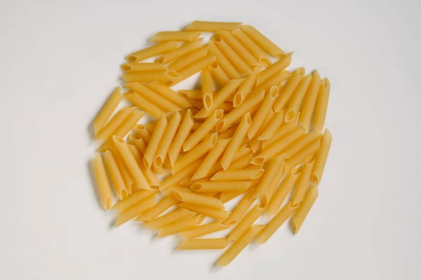 Pâtes Rigatoni Séchées Sur Fond Blanc — Photo