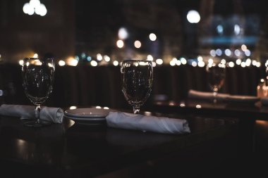 Yeni yıl başlamak için romantik bir akşam yemeği