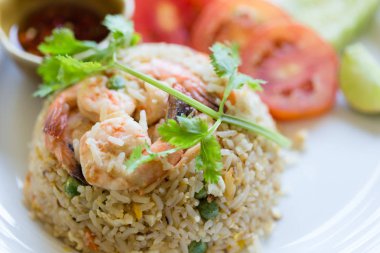 Fried Rice karides bir tabağa apetisant yerleştirilir. Ünlü Tayland yemek menüsü