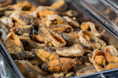 Kızarmış Balık kahverengi oluncaya kadar. Yakın çekim.