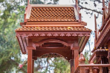 Güzel Tay tarzı ruh evi veya koruyucu ruh evi ahşap ve heykel ahşap oluşur. Tay antik stili desen ev sahipliği yapmaktadır. Foreshorten. 