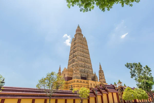 Ват Маха Вачирролколь Ват Банг Тонг Является Известным Храмом Провинции Стоковое Изображение