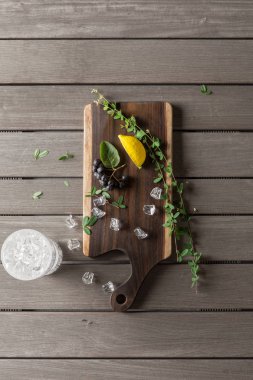 ahşap masa üzerinde kesme tahtası