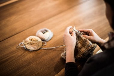 eller kadın masanın üstüne örgü