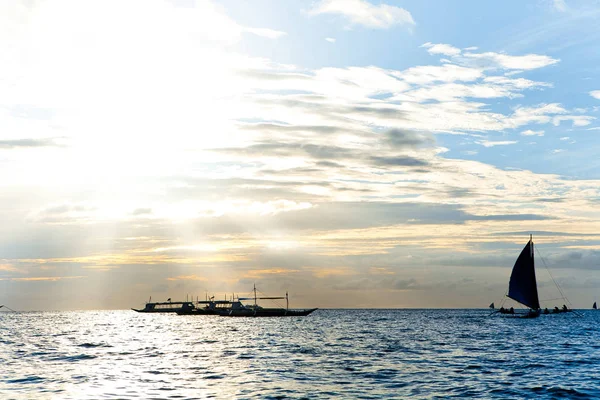 yelkenli tekne üzerinde mavi parlaklık. Boracay Adası