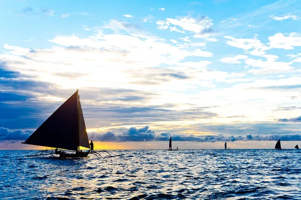 yelkenli tekne üzerinde mavi parlaklık. Boracay Adası