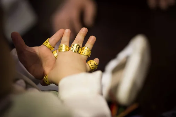 Primera Fiesta Cumpleaños Tradición Coreana Anillo Oro Para Bebé —  Fotos de Stock