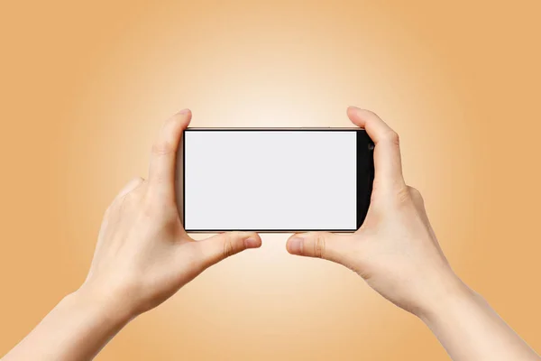 Bir elde ekran akıllı telefonuna dokun