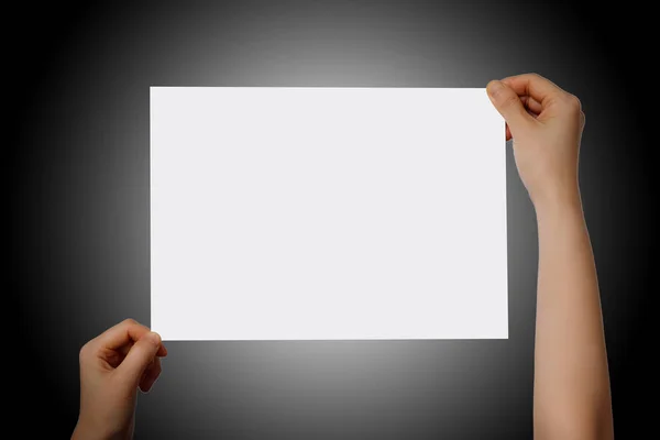 Boş A4 tutan el