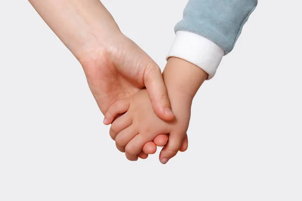 Aile el ele tutuşur.
