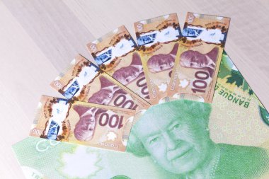 Kanada yüz dolar ile taç