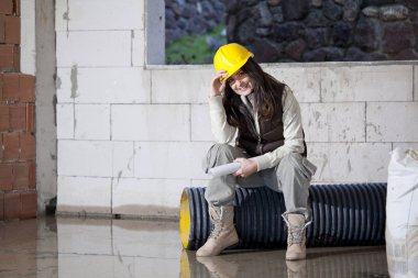 Bir inşaat kadında genç mimarisi