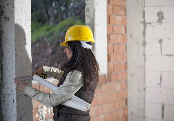 Young architecture woman in a construction — Stock Photo, Image