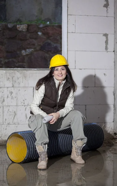 Giovane donna di architettura in una costruzione — Foto Stock