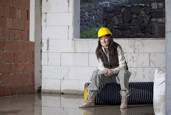 Jeune femme d'architecture dans une construction — Photo