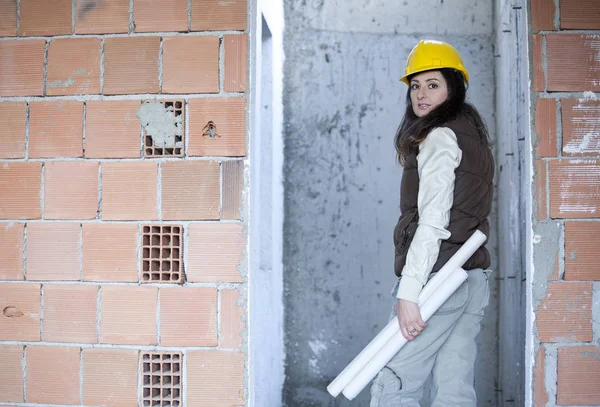 Joven mujer de arquitectura en una construcción — Foto de Stock