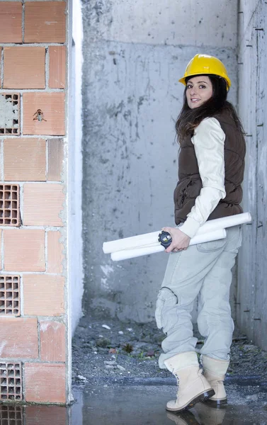 Giovane donna di architettura in una costruzione — Foto Stock