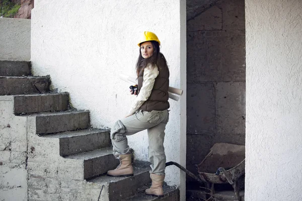 Mulher de arquitetura jovem em uma construção — Fotografia de Stock