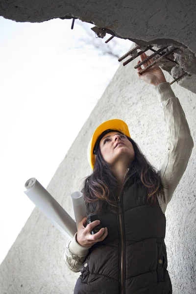 Young architecture woman in a construction — Stock Photo, Image