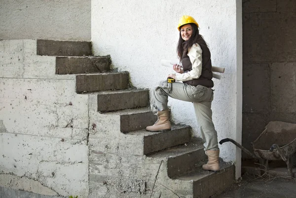 Jonge architectuur vrouw in een constructie — Stockfoto
