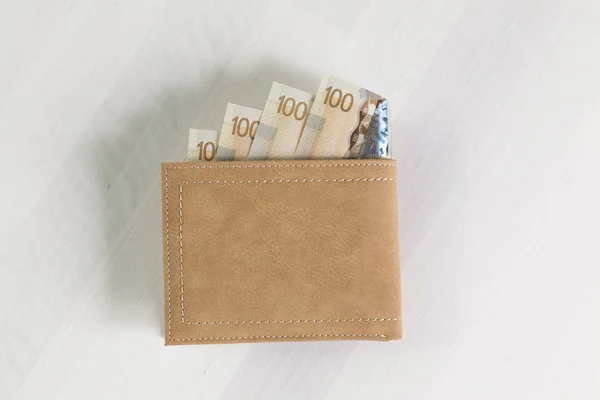 겨자 색된 가죽 지갑에서 캐나다 달러 — 스톡 사진