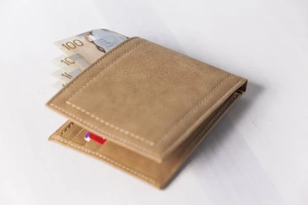Канадських доларів в гірчиці кольорові шкіри гаманець — стокове фото