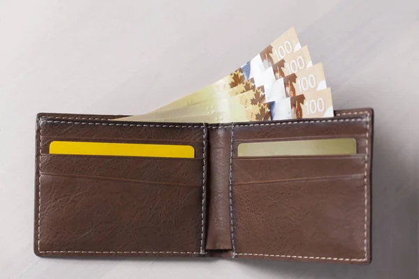 Καναδικά δολάρια το δερμάτινο πορτοφόλι — Φωτογραφία Αρχείου