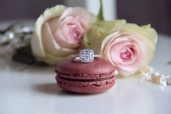 Diamantring Auf Macaron Und Rosen Hintergrund — Stockfoto