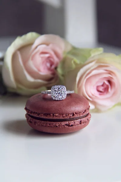 Macaron 和玫瑰背景上的钻石戒指 — 图库照片#