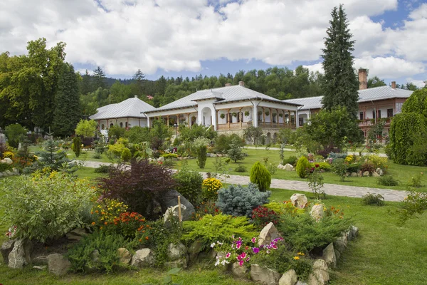Красивый сад и дом монахинь — стоковое фото